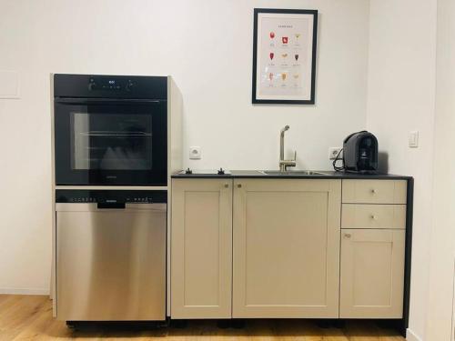 uma cozinha com um micro-ondas e uma máquina de lavar louça em Oldtown em Trier