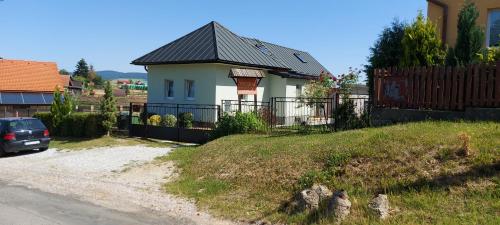 una pequeña casa al lado de una carretera en ubytovanie Petra, en Spišské Tomášovce