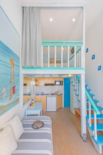 Katil atau katil-katil dalam bilik di Haraki Mare Studios beach front