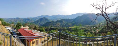 balkon z widokiem na góry w obiekcie Lacasa Luxury Stays w mieście Shogi