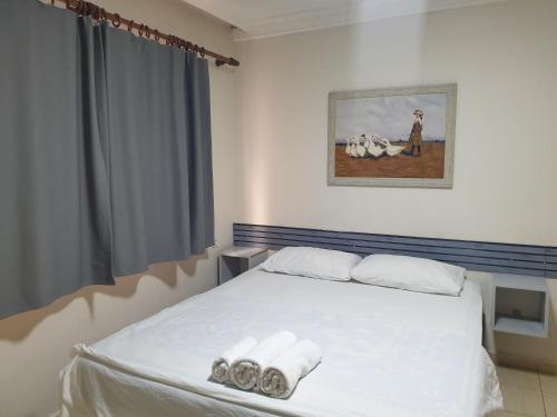 een slaapkamer met een wit bed en handdoeken bij Stad Pansiyon AİLE in Istanbul