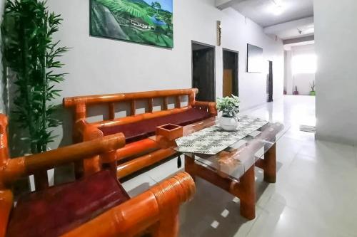 Χώρος καθιστικού στο RedDoorz Syariah Near Tugu Macan Kayu Aro