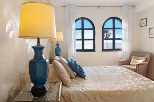 um quarto com uma cama com um candeeiro sobre uma mesa em Luzias Apartment em Funchal