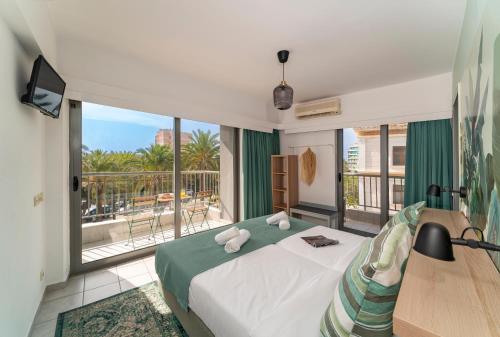 1 dormitorio con 1 cama grande y balcón en STAY Rhodes Hotel en Rodas