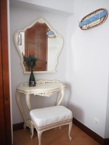 a dressing table with a chair and a mirror at Las Calendas de Atapuerca CB in Castrillo del Val