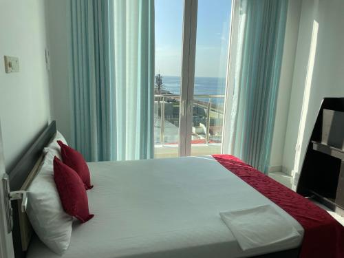 um quarto com uma cama e vista para o oceano em Lovely Sea View Apartment em Colombo