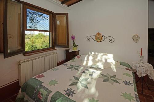 una camera con letto e finestra di Podere Le Crete a Montepulciano