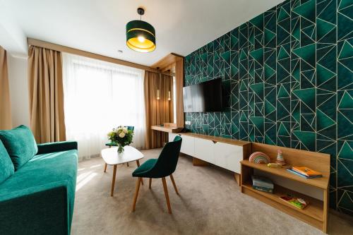 a living room with a green tiled wall at Hotel Küküllő - Târnava in Odorheiu Secuiesc