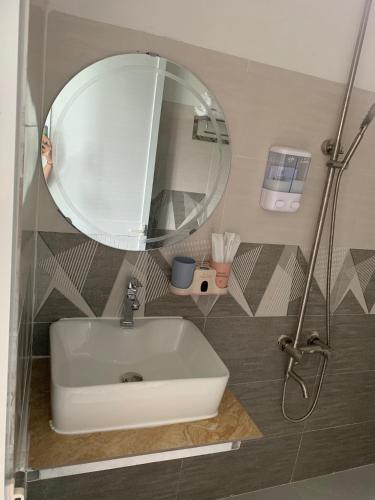 a bathroom with a white sink and a mirror at Hải Phong hotel in My Luong