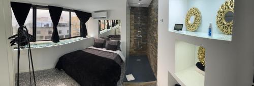 a small room with a bed and a window at Modern & Central 3 minutes from the River in Vila Nova de Gaia