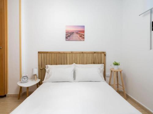 een slaapkamer met een groot bed met witte lakens bij Adorable apartment 60m from the beach by Hometels in Puerto de Sagunto