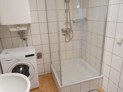 a bathroom with a shower and a washing machine at Stadtmauergasse in Schwandorf in Bayern