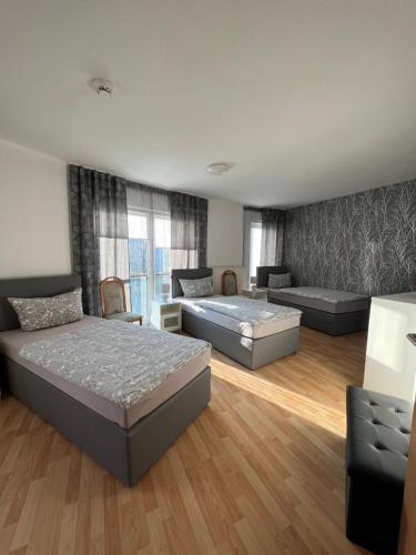 ein Schlafzimmer mit 2 Betten und ein Wohnzimmer mit einem Sofa in der Unterkunft Ferienhaus Zur Sonne in Gotha