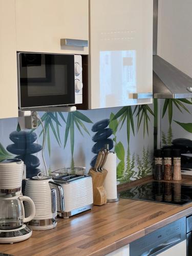 eine Küche mit einer Arbeitsplatte und einer Mikrowelle in der Unterkunft Ferienhaus Zur Sonne in Gotha