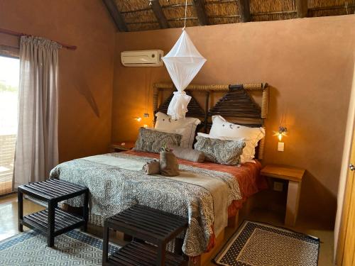 ein Schlafzimmer mit einem Bett in einem Zimmer in der Unterkunft Luna Piena 19A Zebula golf course and spa resort in Mabula