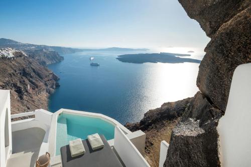 vistas al océano desde un acantilado en Aqua Luxury Suites by NOMÉE Hospitality Group en Imerovigli