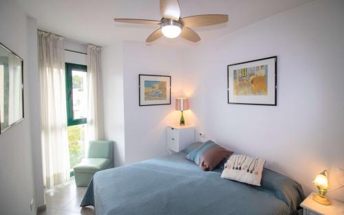 Posteľ alebo postele v izbe v ubytovaní Apartamento con WiFi y parking a 50 metros de la playa Cargador - ALBERT VILLAS