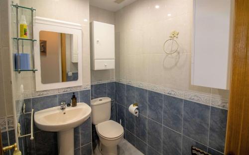 Kúpeľňa v ubytovaní Apartamento con WiFi y parking a 50 metros de la playa Cargador - ALBERT VILLAS