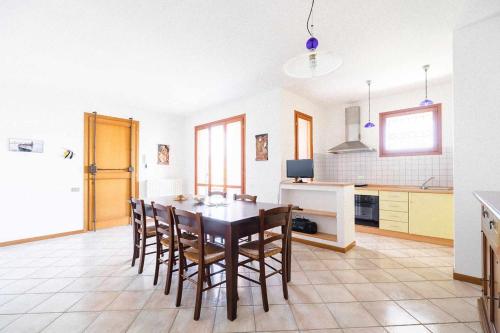 cocina y comedor con mesa y sillas en R08 Ampio trilocale con terrazzo panoramico, en Marcelli