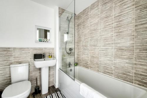 een badkamer met een toilet, een wastafel en een douche bij 2-Bedroom Holiday Home With Private Garden & Parking in Edinburgh