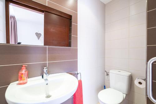 a bathroom with a sink and a toilet at Apartament Cala Anguila in Manacor