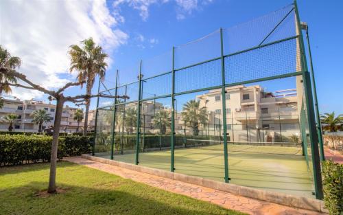 Tennis- og/eller squashfaciliteter på Urbanización familiar LAS ARENAS 101 Alcoceber ALBERT VILLAS eller i nærheden