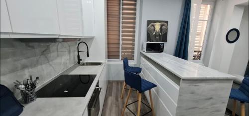 Een keuken of kitchenette bij Appartement très lumineux porte de Saint-Cloud - F3 avec suite parentale