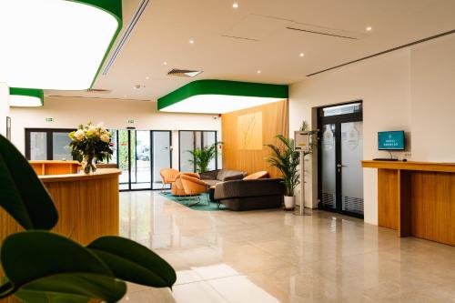 a lobby of a hospital with a waiting room at Hotel Küküllő - Târnava in Odorheiu Secuiesc