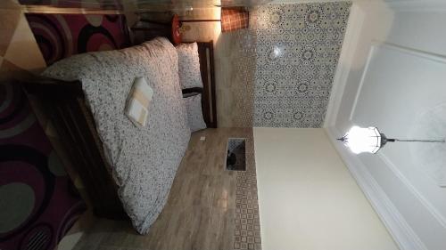 einen Blick über ein Zimmer mit einem Bett und einer Etage in der Unterkunft Casa Morisca Sidi Ifni in Sidi Ifni