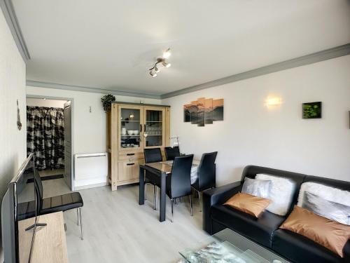 un salon avec un canapé et une table dans l'établissement Charmant 3 Pièces Rénové, Ski aux Pieds, Balcon Sud, 6 Pers. – Les Bruyères, Rés. Valmonts, 3 Flocons Or - FR-1-178-322, aux Menuires