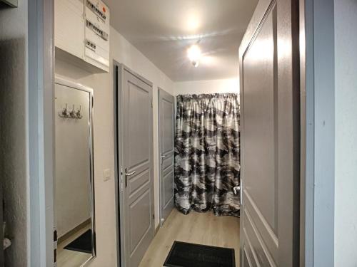 um corredor com uma porta que dá para um quarto em Appartement Les Menuires, 3 pièces, 6 personnes - FR-1-178-322 em Les Menuires