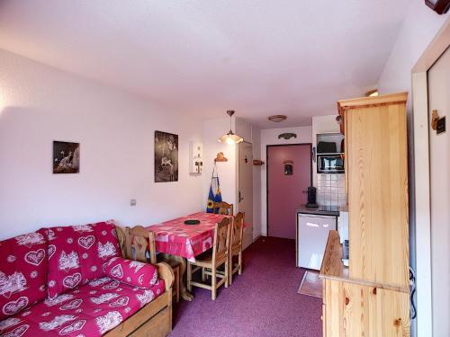 un salon avec un canapé et une table dans l'établissement Agréable 2 pièces pour 4 pers, ski aux pieds, wifi, parking - FR-1-178-323, aux Menuires