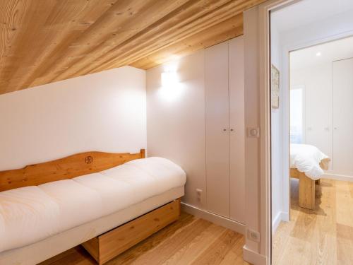 une petite chambre avec un lit et un miroir dans l'établissement Appartement Duplex Central, Proche Pistes, Piscine, 5 Pers. - FR-1-519-8, à Val dʼIsère