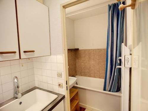 une salle de bain avec un lavabo et une baignoire dans l'établissement Agréable 2 pièces pour 4 pers, ski aux pieds, wifi, parking - FR-1-178-323, aux Menuires