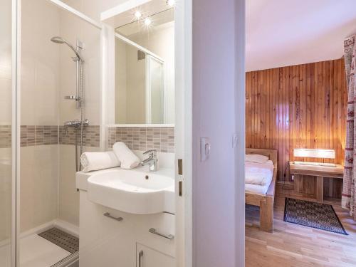 une salle de bain avec un lavabo et une douche dans l'établissement Appartement de charme centre ville, 6-7 pers, proche pistes et commerces, WiFi - FR-1-519-13, à Val dʼIsère