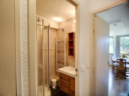 een badkamer met een wastafel en een glazen douche bij Appartement Les Menuires, 2 pièces, 6 personnes - FR-1-178-325 in Les Menuires