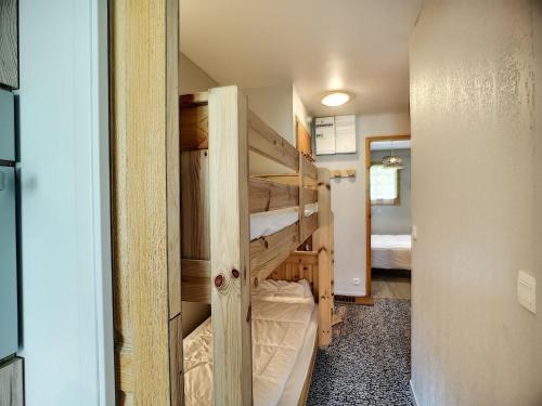 - deux lits superposés dans une petite chambre dans l'établissement 2 pièces rénové 30m², sud, Les Bruyères, Les Menuires - 4 pers, pistes, 3 Flocons Or - FR-1-178-320, aux Menuires