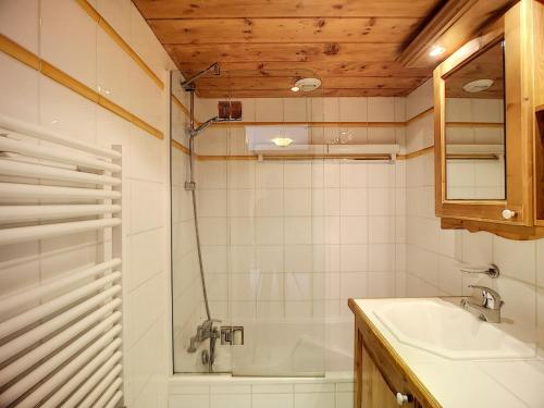 a bathroom with a tub and a sink and a shower at Les Alpages de Reberty: Superbe 3 Pièces 37m², 2 Chambres, 6 Pers, Piscine, Spa, Hammam, Saunas - FR-1-178-328 in Les Menuires