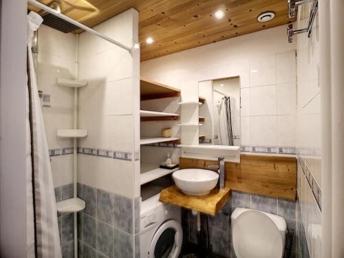 une petite salle de bain avec toilettes et lavabo dans l'établissement Studio cosy pour 2 à La Croisette, Les Menuires, avec balcon et parking - FR-1-178-337, aux Menuires