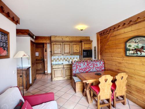 une cuisine avec une table et des chaises dans une pièce dans l'établissement Les Alpages de Reberty: Superbe 3 Pièces 37m², 2 Chambres, 6 Pers, Piscine, Spa, Hammam, Saunas - FR-1-178-328, aux Menuires