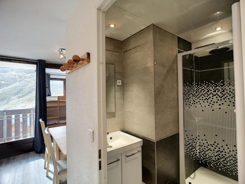 une salle de bain avec une douche, un lavabo et des toilettes dans l'établissement Joli 2P pour 4, au pied des pistes, quartier Bruyères, Les Menuires - FR-1-178-332, aux Menuires