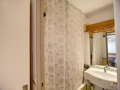 baño con lavabo y cortina de ducha en Appartement Les Menuires, 2 pièces, 4 personnes - FR-1-178-342, en Les Menuires