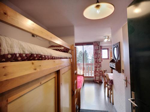 une petite pièce avec un lit et une fenêtre dans l'établissement Beau 2 pièces 4 pers 24m² ski aux pieds, commerces à proximité, parking gratuit - FR-1-178-340, aux Menuires