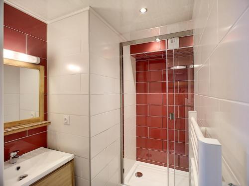 une salle de bain avec douche et lavabo dans l'établissement Beau 2 pièces 4 pers 24m² ski aux pieds, commerces à proximité, parking gratuit - FR-1-178-340, aux Menuires