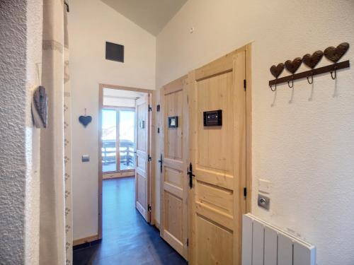 un couloir avec une porte et une chambre avec un couloir dans l'établissement Beau 2P rénové 24m², ski aux pieds, balcon, parking, animaux admis - FR-1-178-357, aux Menuires