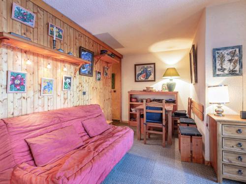 - un salon avec un canapé rose et un bureau dans l'établissement Studio confortable à Val-d'Isère, 4-5 pers, balcon, wifi - FR-1-519-34, à Val dʼIsère
