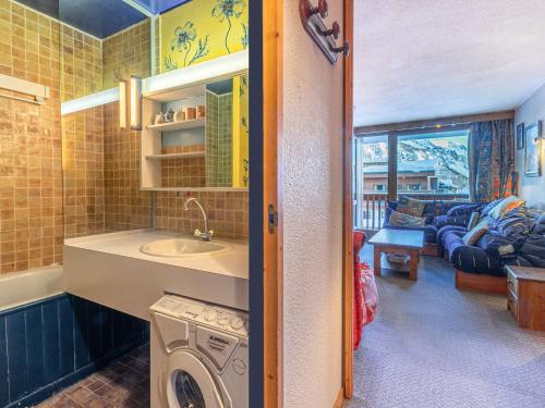 - une cuisine avec un évier et un lave-linge dans la chambre dans l'établissement Studio confortable à Val-d'Isère, 4-5 pers, balcon, wifi - FR-1-519-34, à Val dʼIsère