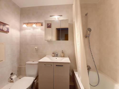 une salle de bain avec toilettes, lavabo et douche dans l'établissement Studio idéalement situé, 2 pers, pied des pistes - FR-1-178-355, aux Menuires
