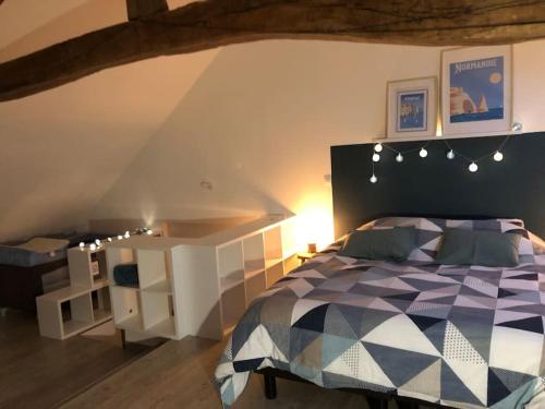 A bed or beds in a room at Maison sur la place du village d’Ourville en Caux