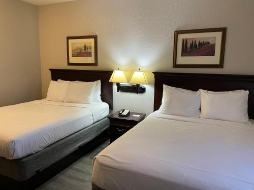 Ένα ή περισσότερα κρεβάτια σε δωμάτιο στο Country Inn & Suites by Radisson, Albany, GA